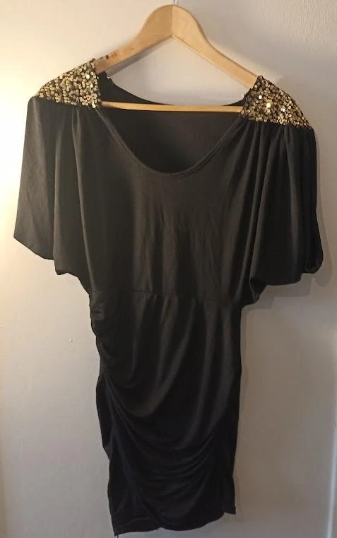 Robe de soirée noire à paillettes dorées